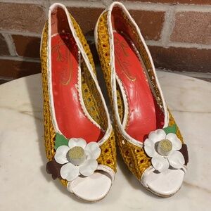 Poetic License Raffia Woven Heels Pear Art Artsy Statement Shoes - Adorable!